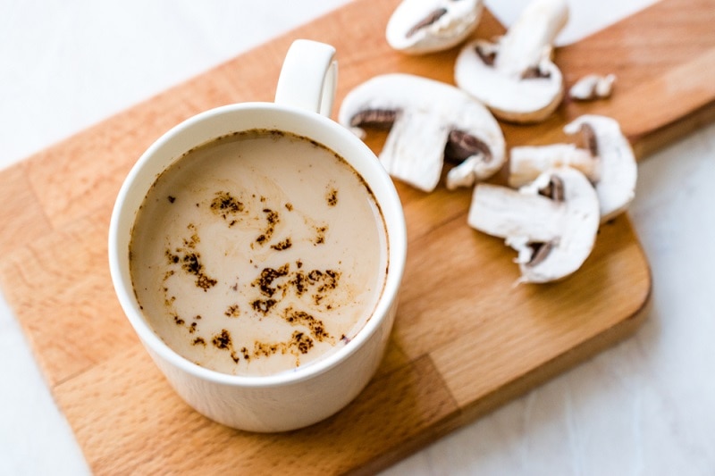 蘑菇拿铁咖啡加牛奶和espresso_alp aksoy_shuttostock