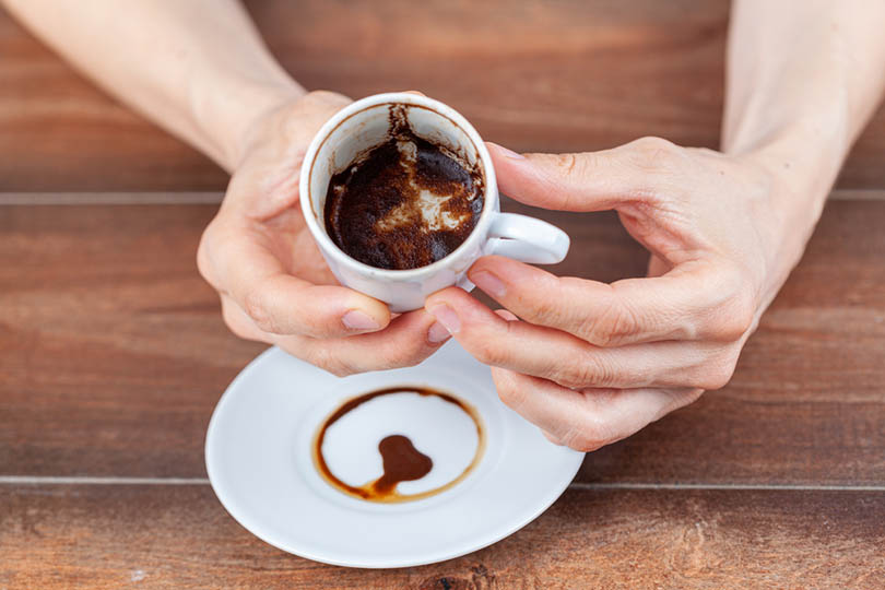 咖啡算事在陶瓷土耳其咖啡杯中使用剩余的咖啡园