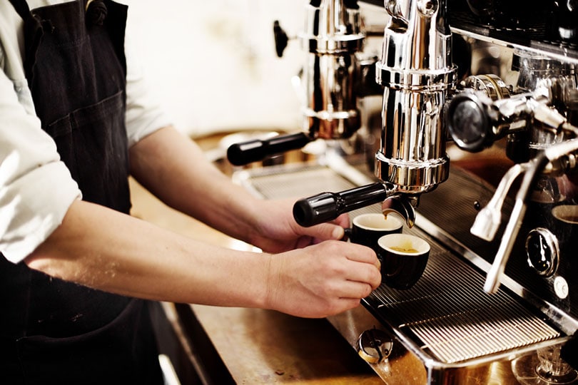 咖啡师用浓缩咖啡的风格酿造咖啡