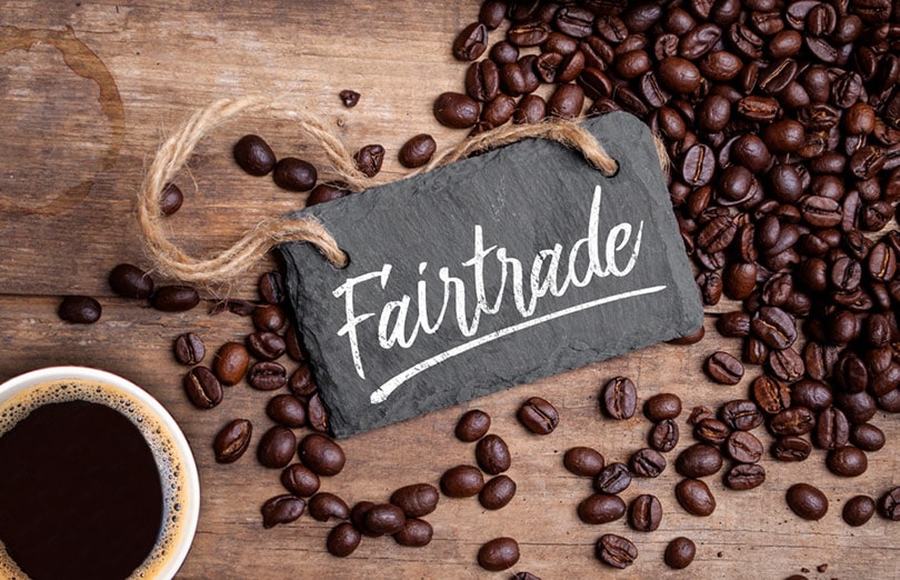 木材上的公平贸易徽标和咖啡豆