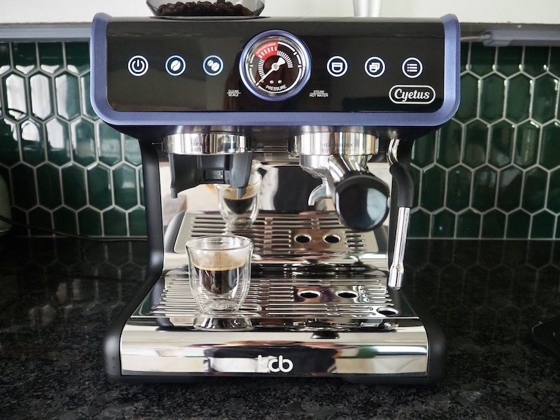 赛斯普斯浓咖啡机器与浓咖啡的新鲜射击