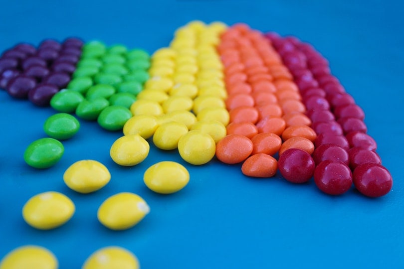各种颜色的糖果夹