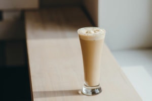 木桌上的咖啡奶昔