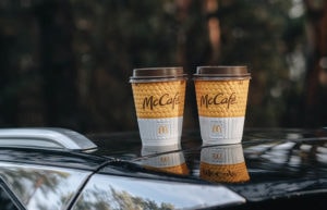 两杯麦咖啡在车上方